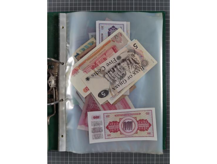 ALLE WELT: 1898/1984 ca., über 300 Banknoten, u.a Deutsches Reich, sowie Notgeld, II-III