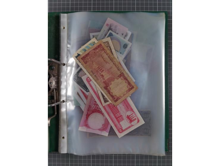 ALLE WELT: 1898/1984 ca., über 300 Banknoten, u.a Deutsches Reich, sowie Notgeld, II-III