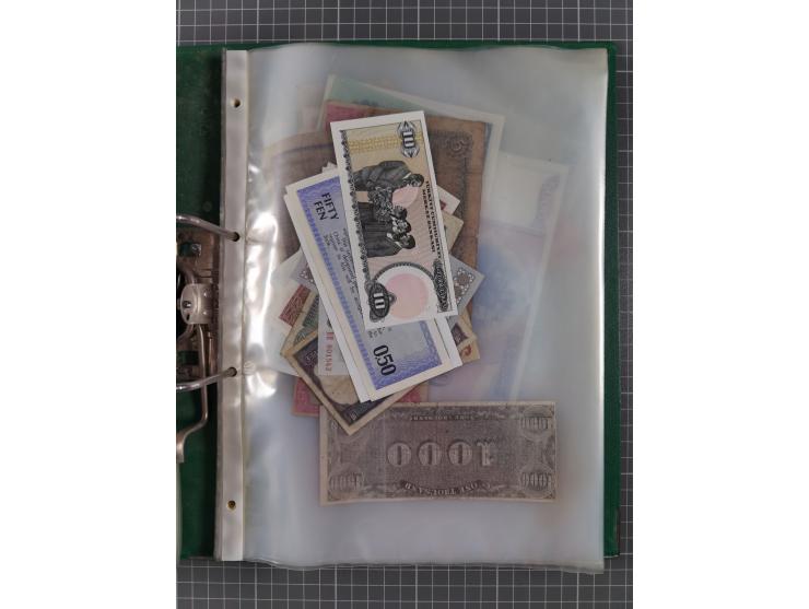 ALLE WELT: 1898/1984 ca., über 300 Banknoten, u.a Deutsches Reich, sowie Notgeld, II-III