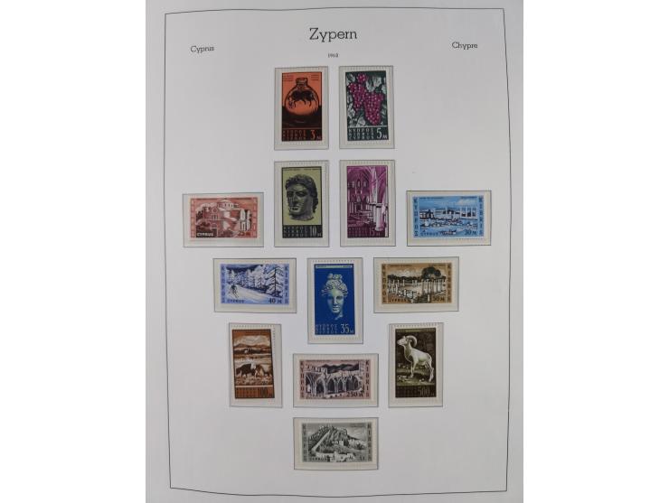 1960/2000, seemingly complete mint never hinged collection including miniature sheets.&nbsp;