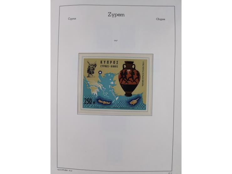 1960/2000, seemingly complete mint never hinged collection including miniature sheets.&nbsp;