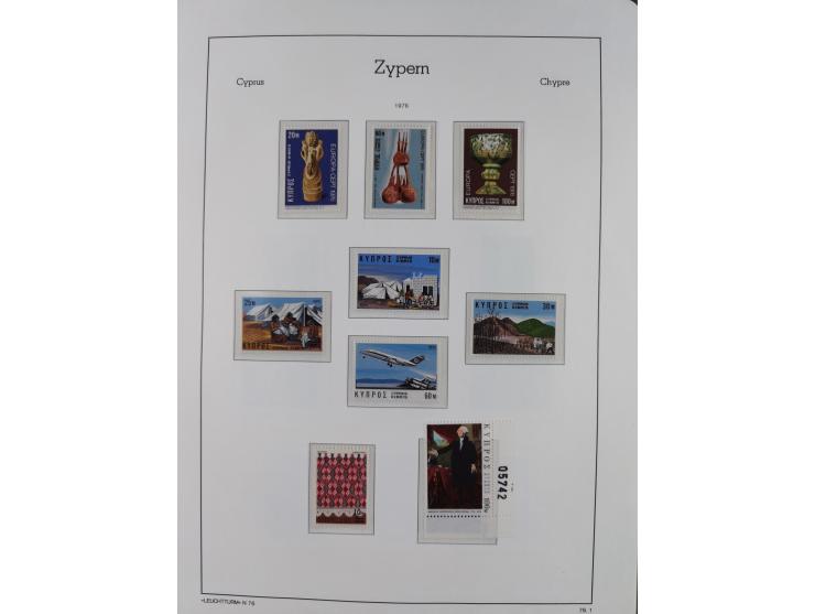 1960/2000, seemingly complete mint never hinged collection including miniature sheets.&nbsp;