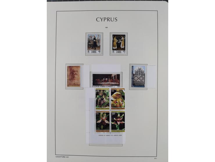 1960/2000, seemingly complete mint never hinged collection including miniature sheets.&nbsp;