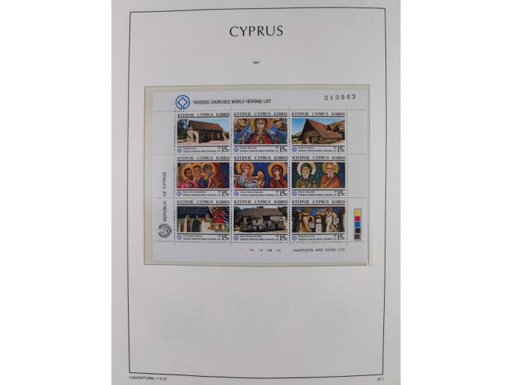 1960/2000, seemingly complete mint never hinged collection including miniature sheets.&nbsp;