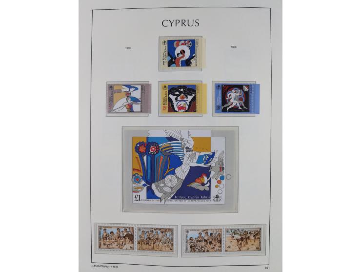 1960/2000, seemingly complete mint never hinged collection including miniature sheets.&nbsp;