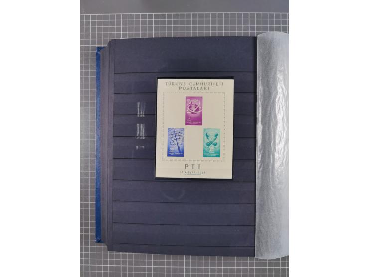 1921/55, valuable holding in stock book with many better issues, often in blocks, some varieties and specialities, containing