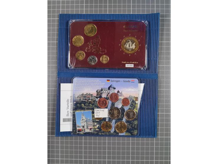 EUROPA: 2002/14: ca. 60 Kursmünzsätze, sechs Euro-Starter-Kits sowie Gedenkmünzen, meist Römische Verträge, bankfrisch
