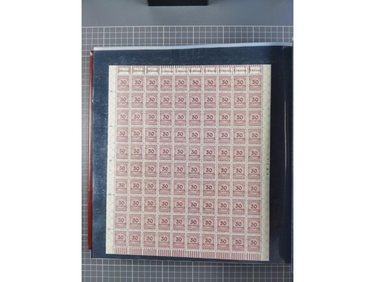 1923, meist postfrische Sammlung mit ca. 200 Bogen ex Mi.-Nr. 313-30, dabei u.a. Mi.-Nr. 330A (4) und 330B (3), gute Erhaltun