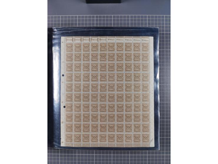 1923, meist postfrische Sammlung mit ca. 200 Bogen ex Mi.-Nr. 313-30, dabei u.a. Mi.-Nr. 330A (4) und 330B (3), gute Erhaltun