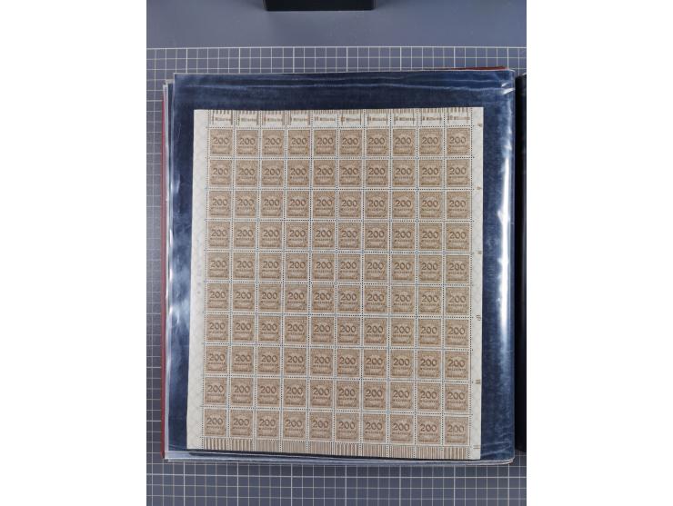 1923, meist postfrische Sammlung mit ca. 200 Bogen ex Mi.-Nr. 313-30, dabei u.a. Mi.-Nr. 330A (4) und 330B (3), gute Erhaltun