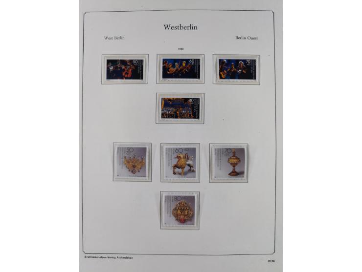 1948/90, postfrische komplette Sammlung Berlin im Vordruck-Album, dabei Besonderheiten wie Mi. 33 verschobener Aufdruck, gepr