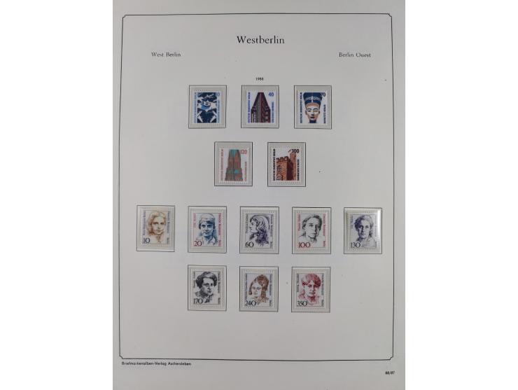 1948/90, postfrische komplette Sammlung Berlin im Vordruck-Album, dabei Besonderheiten wie Mi. 33 verschobener Aufdruck, gepr