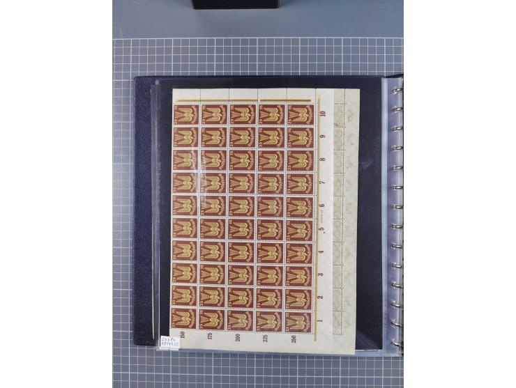 1919/23, meist postfrische Sammlung mit über 200 Bögen, bis auf wenige aufgetrennte Exemplare in kpl. Bogen, dabei auch etwas