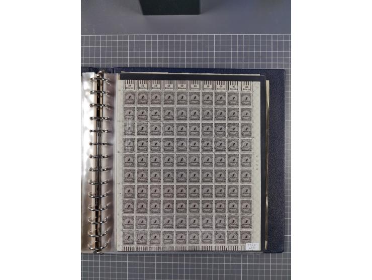 1919/23, meist postfrische Sammlung mit über 200 Bögen, bis auf wenige aufgetrennte Exemplare in kpl. Bogen, dabei auch etwas