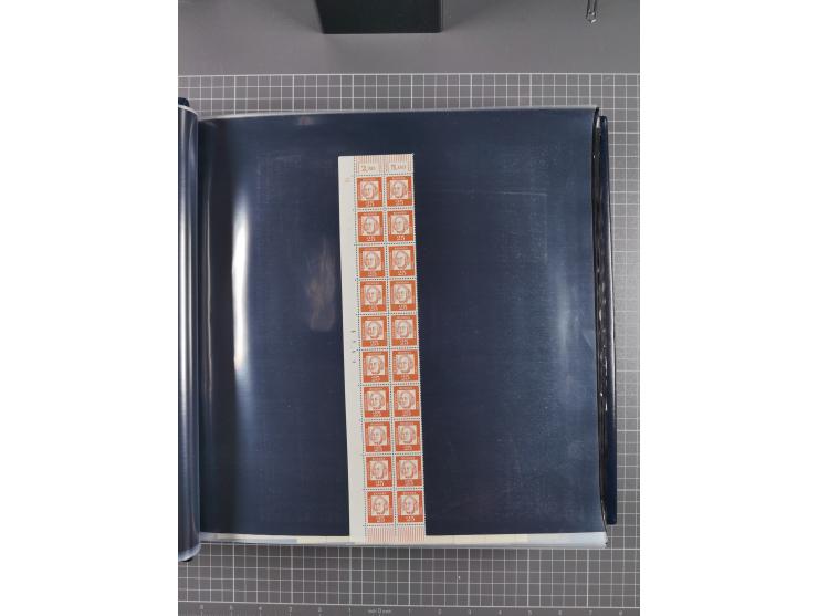 1960/75. postfrische Bogenteile der Dauerserien ab Bedeutende Deutsche, dabei Formnummern und Berlin mit u.a. Mi.-Nr. 246-49 