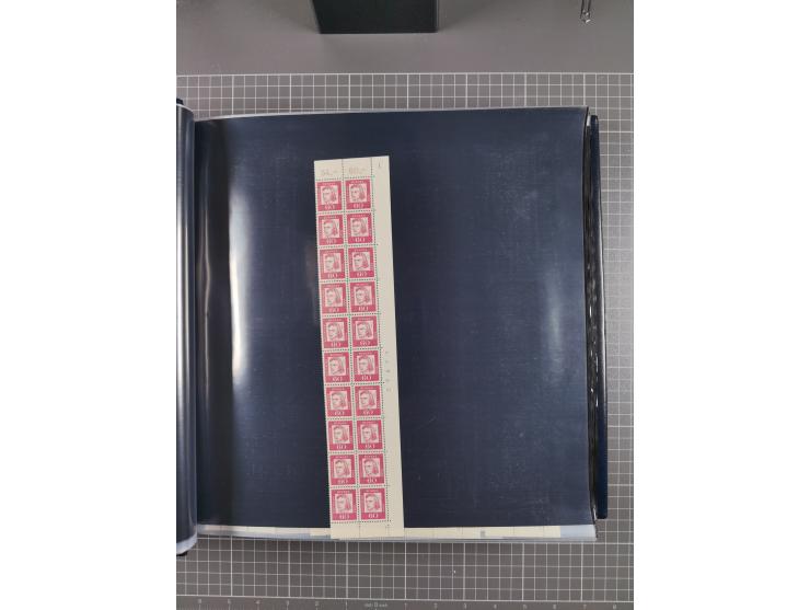 1960/75. postfrische Bogenteile der Dauerserien ab Bedeutende Deutsche, dabei Formnummern und Berlin mit u.a. Mi.-Nr. 246-49 