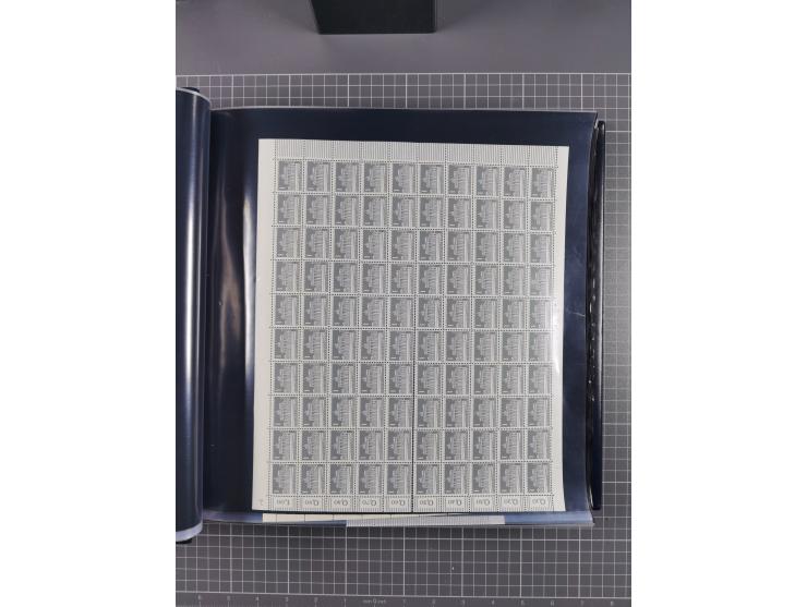 1960/75. postfrische Bogenteile der Dauerserien ab Bedeutende Deutsche, dabei Formnummern und Berlin mit u.a. Mi.-Nr. 246-49 