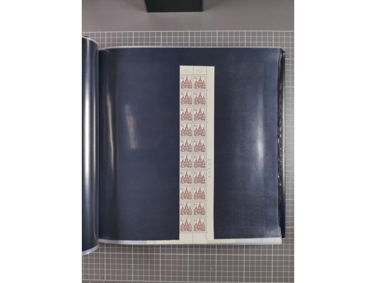 1960/75. postfrische Bogenteile der Dauerserien ab Bedeutende Deutsche, dabei Formnummern und Berlin mit u.a. Mi.-Nr. 246-49 