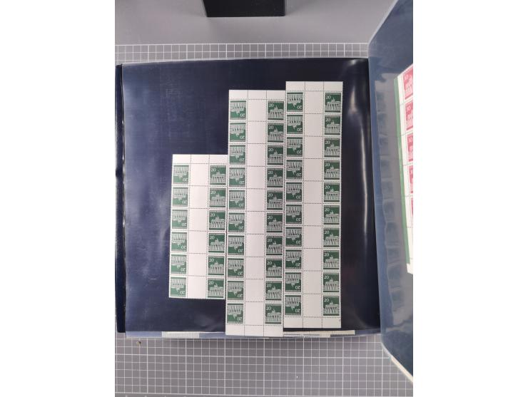 1960/75. postfrische Bogenteile der Dauerserien ab Bedeutende Deutsche, dabei Formnummern und Berlin mit u.a. Mi.-Nr. 246-49 