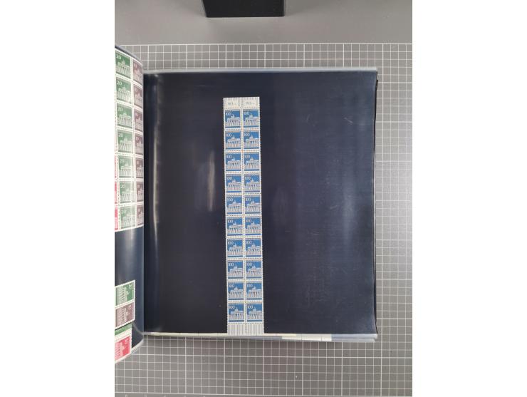 1960/75. postfrische Bogenteile der Dauerserien ab Bedeutende Deutsche, dabei Formnummern und Berlin mit u.a. Mi.-Nr. 246-49 