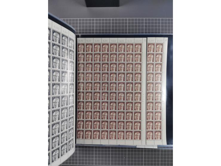 1960/75. postfrische Bogenteile der Dauerserien ab Bedeutende Deutsche, dabei Formnummern und Berlin mit u.a. Mi.-Nr. 246-49 