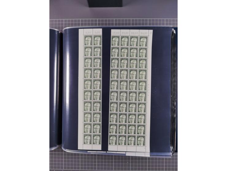 1960/75. postfrische Bogenteile der Dauerserien ab Bedeutende Deutsche, dabei Formnummern und Berlin mit u.a. Mi.-Nr. 246-49 