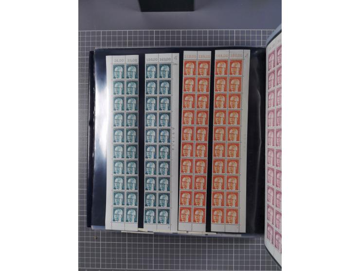 1960/75. postfrische Bogenteile der Dauerserien ab Bedeutende Deutsche, dabei Formnummern und Berlin mit u.a. Mi.-Nr. 246-49 