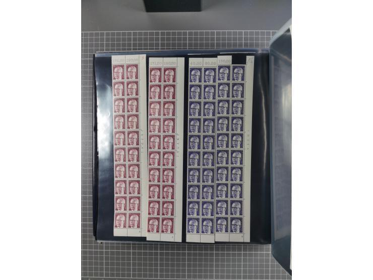 1960/75. postfrische Bogenteile der Dauerserien ab Bedeutende Deutsche, dabei Formnummern und Berlin mit u.a. Mi.-Nr. 246-49 