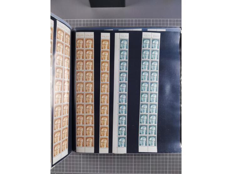 1960/75. postfrische Bogenteile der Dauerserien ab Bedeutende Deutsche, dabei Formnummern und Berlin mit u.a. Mi.-Nr. 246-49 