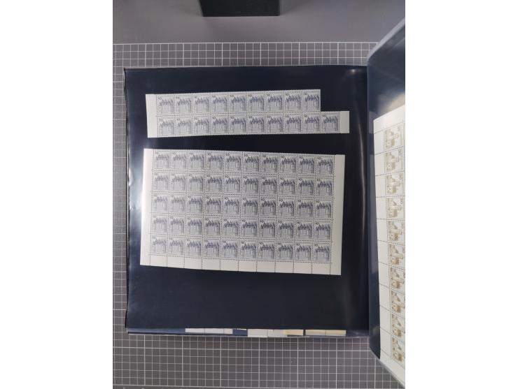 1960/75. postfrische Bogenteile der Dauerserien ab Bedeutende Deutsche, dabei Formnummern und Berlin mit u.a. Mi.-Nr. 246-49 