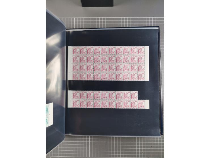 1960/75. postfrische Bogenteile der Dauerserien ab Bedeutende Deutsche, dabei Formnummern und Berlin mit u.a. Mi.-Nr. 246-49 