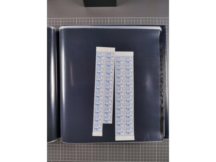 1960/75. postfrische Bogenteile der Dauerserien ab Bedeutende Deutsche, dabei Formnummern und Berlin mit u.a. Mi.-Nr. 246-49 