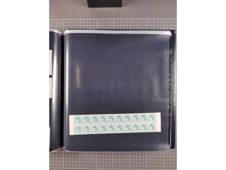 1960/75. postfrische Bogenteile der Dauerserien ab Bedeutende Deutsche, dabei Formnummern und Berlin mit u.a. Mi.-Nr. 246-49 