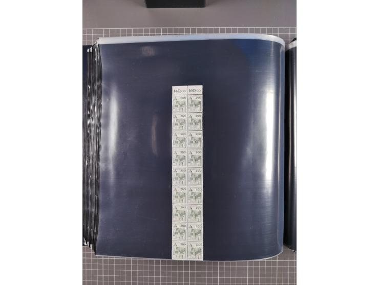 1960/75. postfrische Bogenteile der Dauerserien ab Bedeutende Deutsche, dabei Formnummern und Berlin mit u.a. Mi.-Nr. 246-49 