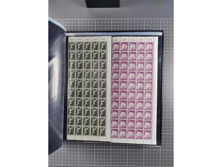 1960/75. postfrische Bogenteile der Dauerserien ab Bedeutende Deutsche, dabei Formnummern und Berlin mit u.a. Mi.-Nr. 246-49 