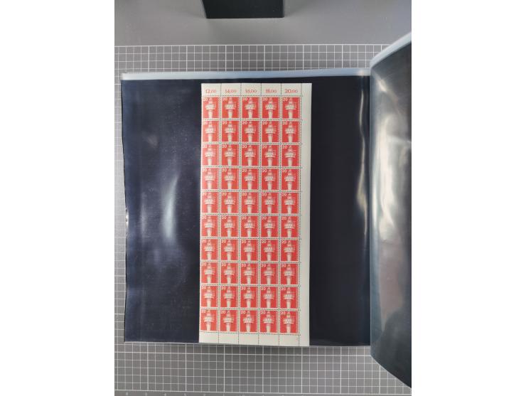 1960/75. postfrische Bogenteile der Dauerserien ab Bedeutende Deutsche, dabei Formnummern und Berlin mit u.a. Mi.-Nr. 246-49 