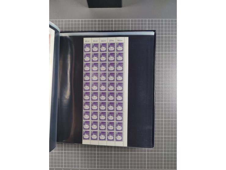 1960/75. postfrische Bogenteile der Dauerserien ab Bedeutende Deutsche, dabei Formnummern und Berlin mit u.a. Mi.-Nr. 246-49 