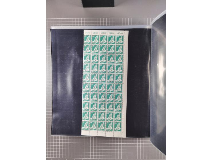 1960/75. postfrische Bogenteile der Dauerserien ab Bedeutende Deutsche, dabei Formnummern und Berlin mit u.a. Mi.-Nr. 246-49 