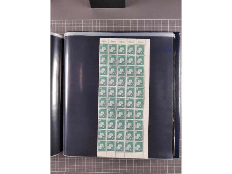 1960/75. postfrische Bogenteile der Dauerserien ab Bedeutende Deutsche, dabei Formnummern und Berlin mit u.a. Mi.-Nr. 246-49 