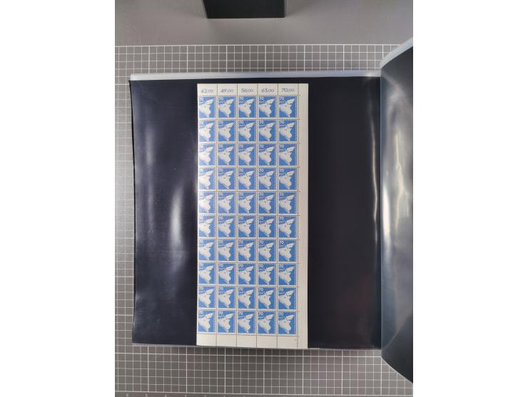 1960/75. postfrische Bogenteile der Dauerserien ab Bedeutende Deutsche, dabei Formnummern und Berlin mit u.a. Mi.-Nr. 246-49 