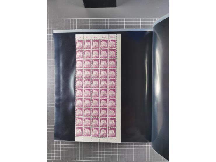 1960/75. postfrische Bogenteile der Dauerserien ab Bedeutende Deutsche, dabei Formnummern und Berlin mit u.a. Mi.-Nr. 246-49 