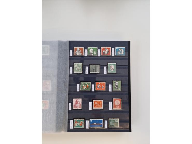 1920/2001, postfrischer, ungebrauchte und gestempelter Bestand in 8 großen Kartons, dabei Sammlungen Bund mit Posthorn, Berli