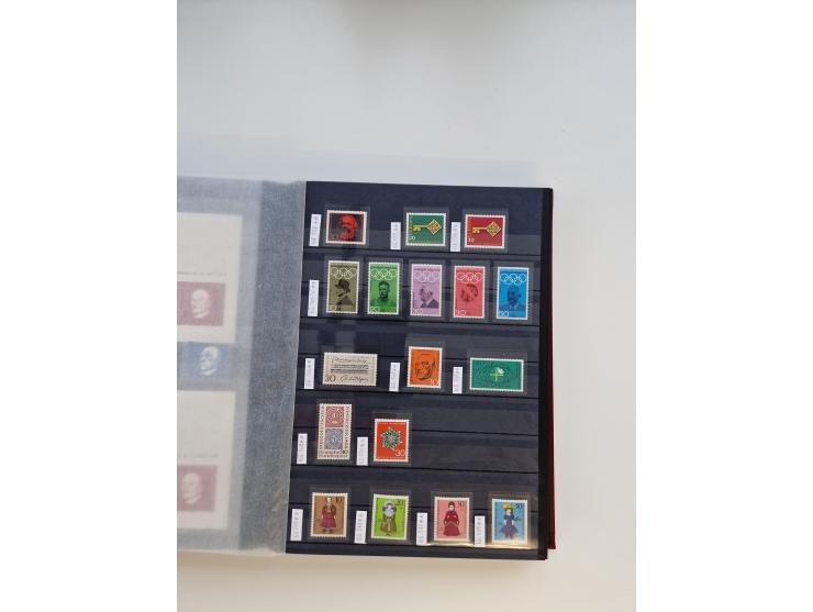 1920/2001, postfrischer, ungebrauchte und gestempelter Bestand in 8 großen Kartons, dabei Sammlungen Bund mit Posthorn, Berli