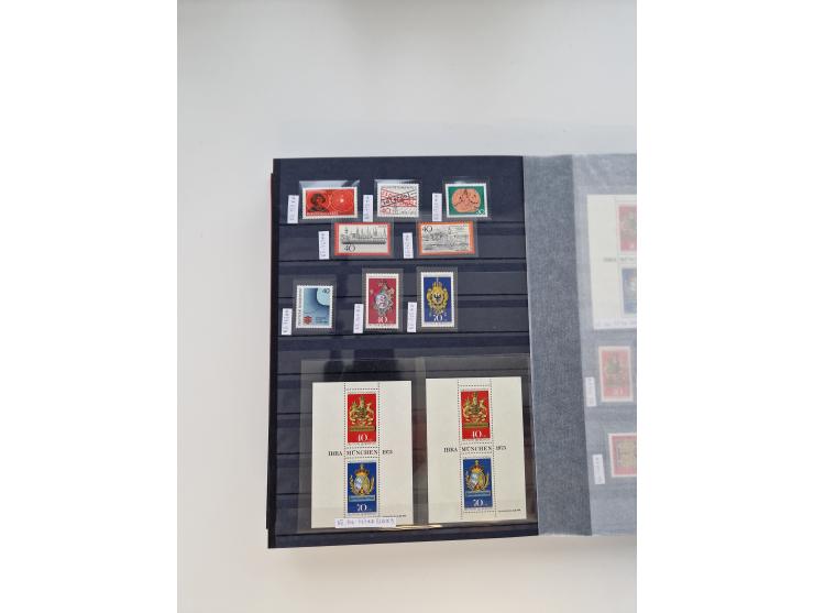 1920/2001, postfrischer, ungebrauchte und gestempelter Bestand in 8 großen Kartons, dabei Sammlungen Bund mit Posthorn, Berli