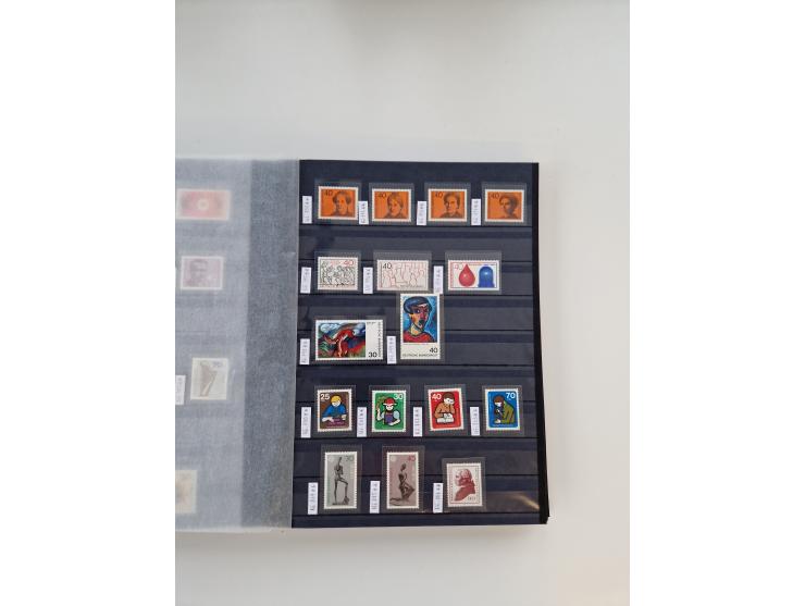 1920/2001, postfrischer, ungebrauchte und gestempelter Bestand in 8 großen Kartons, dabei Sammlungen Bund mit Posthorn, Berli