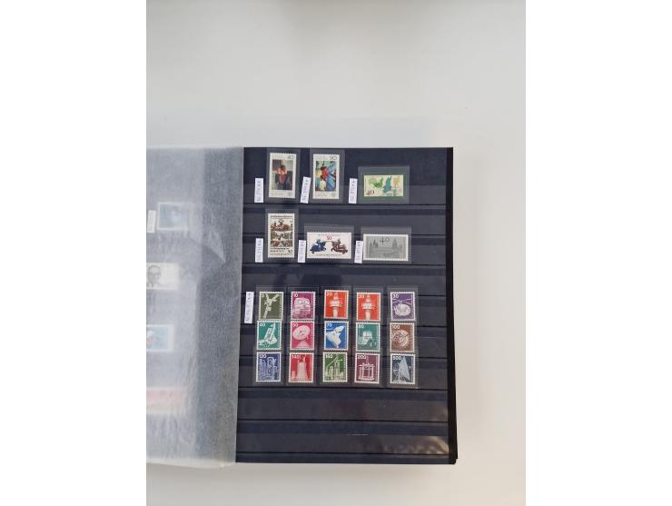 1920/2001, postfrischer, ungebrauchte und gestempelter Bestand in 8 großen Kartons, dabei Sammlungen Bund mit Posthorn, Berli