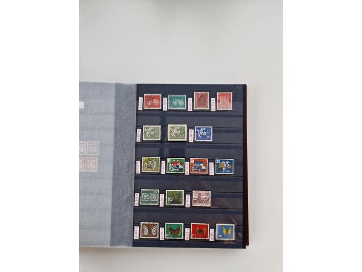 1920/2001, postfrischer, ungebrauchte und gestempelter Bestand in 8 großen Kartons, dabei Sammlungen Bund mit Posthorn, Berli