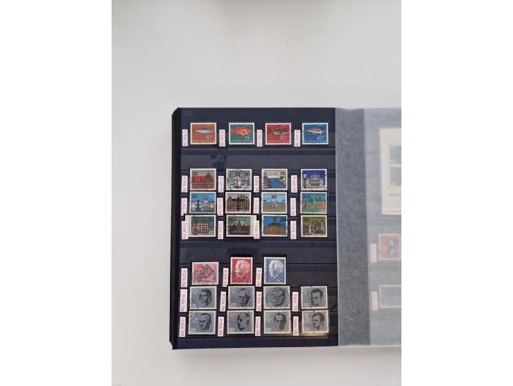 1920/2001, postfrischer, ungebrauchte und gestempelter Bestand in 8 großen Kartons, dabei Sammlungen Bund mit Posthorn, Berli