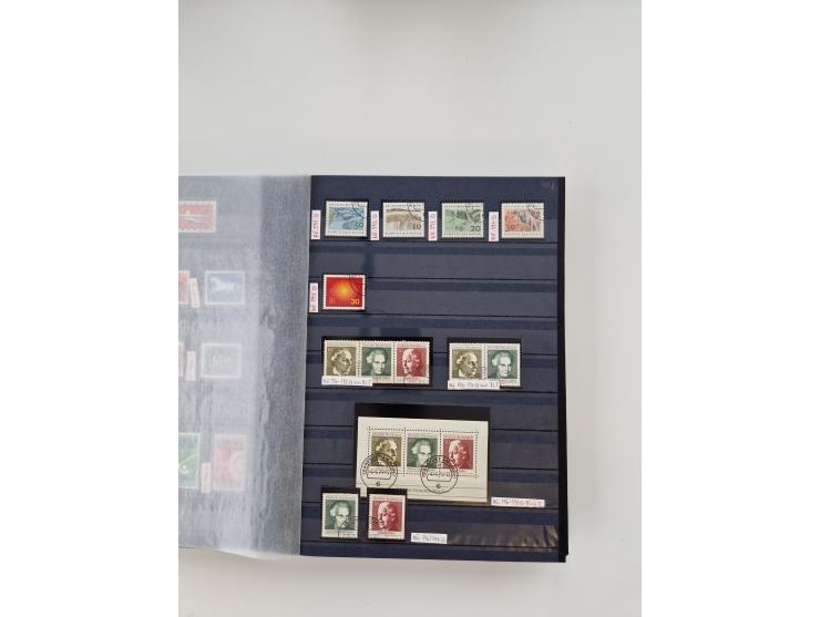 1920/2001, postfrischer, ungebrauchte und gestempelter Bestand in 8 großen Kartons, dabei Sammlungen Bund mit Posthorn, Berli