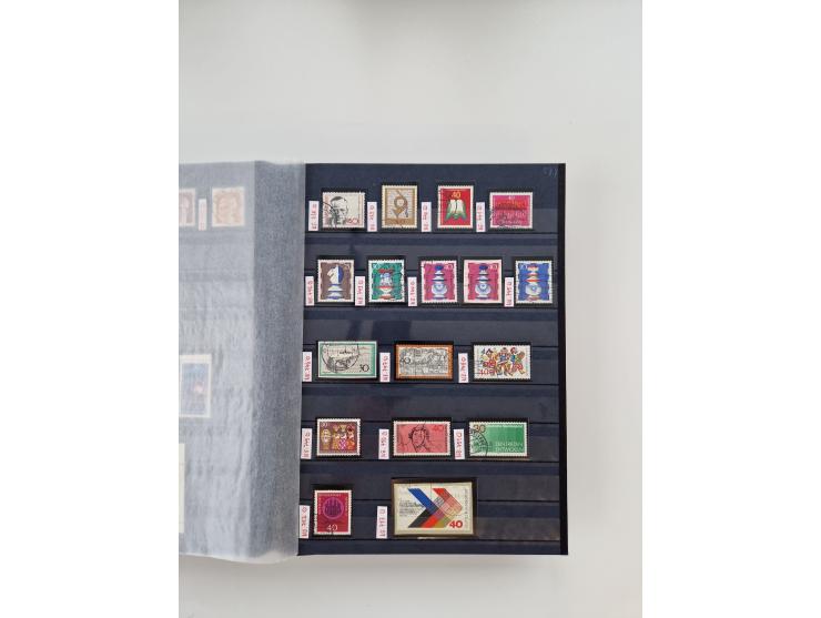 1920/2001, postfrischer, ungebrauchte und gestempelter Bestand in 8 großen Kartons, dabei Sammlungen Bund mit Posthorn, Berli